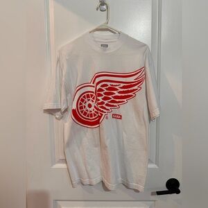 Red Wings Sana white men’s t-shirt. Size Meduim